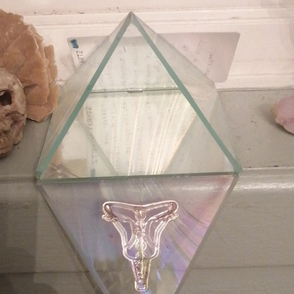 A Chakra glass box. - Picture 2 of 3